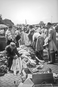 853928 Afbeelding van de zaterdagse rommelmarkt op het Paardenveld te Utrecht.